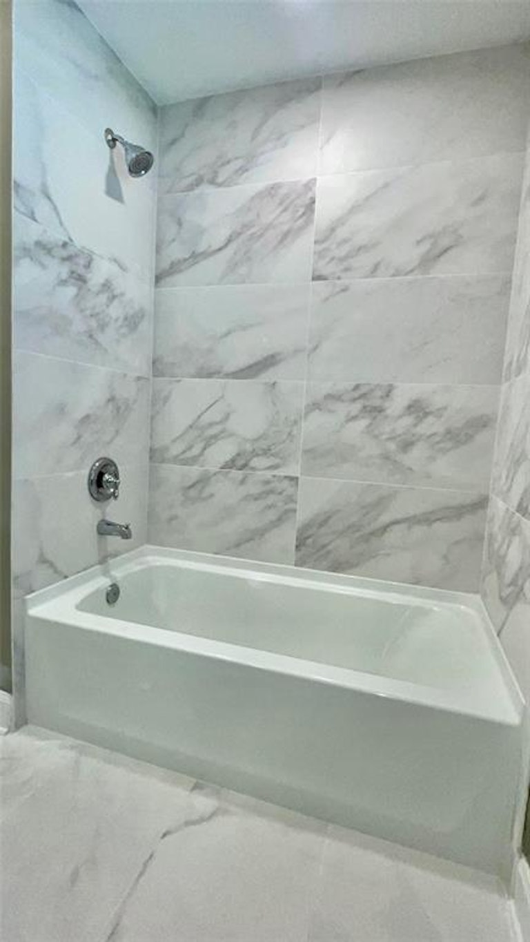 Photo 14 of 18 - 930 W 30th St, Houston, TX 77018