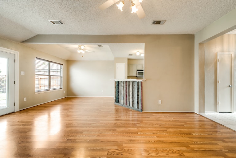 Photo 5 of 29 - 2736 Hidden Springs Dr, Mesquite, TX 75181