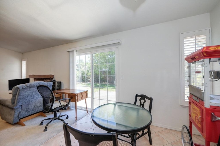 Photo 14 of 37 - 660 Tailwind Dr, Sacramento, CA 95838