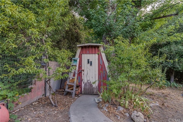 Photo 7 of 16 - 366 Lytle Ln, Lytle Creek, CA 92358