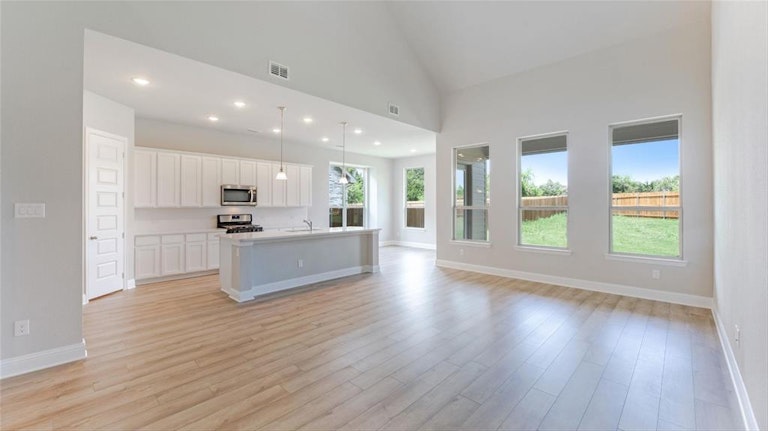 Photo 10 of 28 - 2260 High Plain Ln, Waxahachie, TX 75167