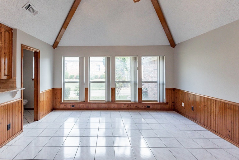 Photo 9 of 29 - 6352 Meadow Lakes Dr, North Richland Hills, TX 76180