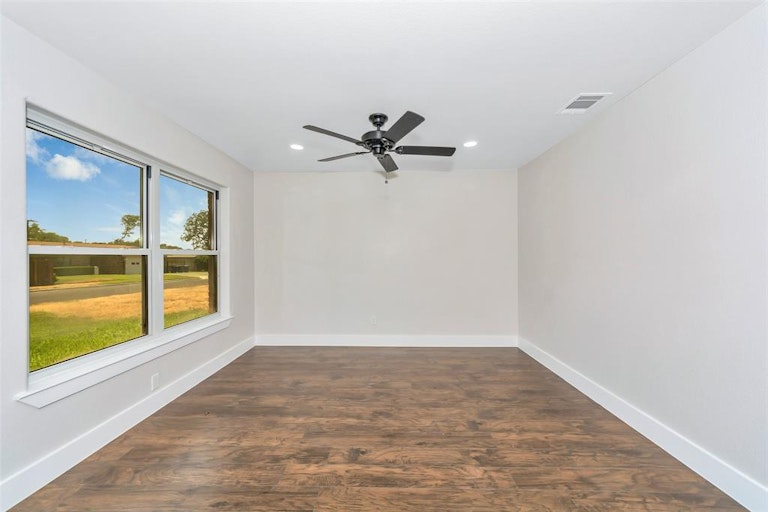 Photo 17 of 34 - 1341 Stafford Dr, Fort Worth, TX 76134