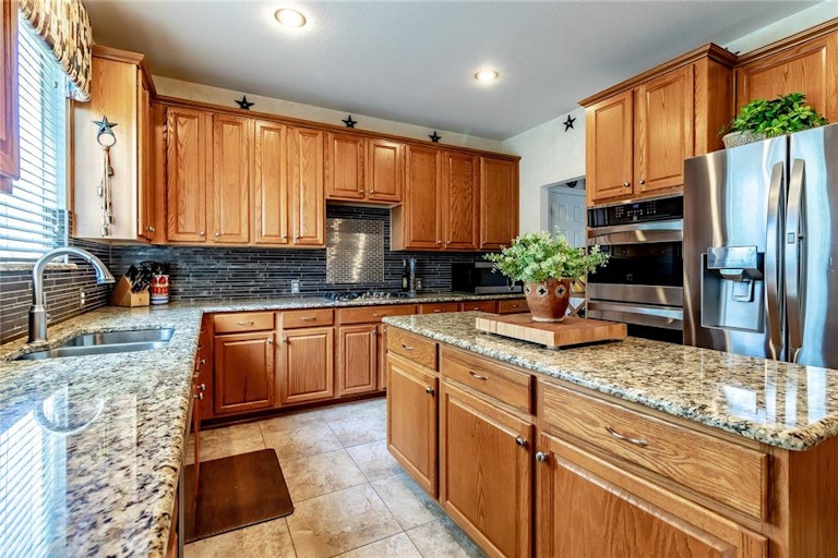 Photo 5 of 40 - 5205 Lake Bluff Dr, McKinney, TX 75071