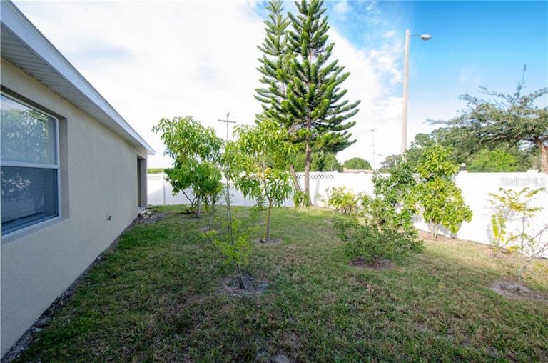 Photo 24 of 25 - 812 Barclay Wood Dr, Ruskin, FL 33570