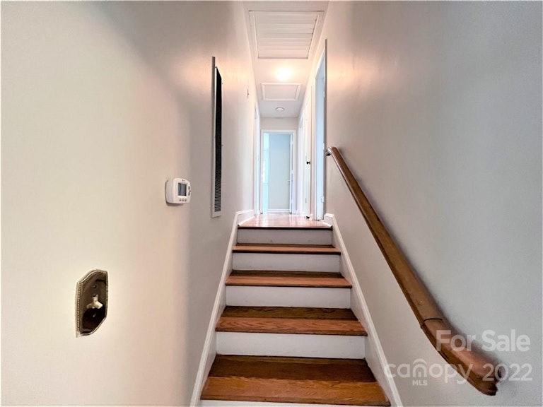 Photo 16 of 33 - 7427 Meadowdale Ln, Charlotte, NC 28212