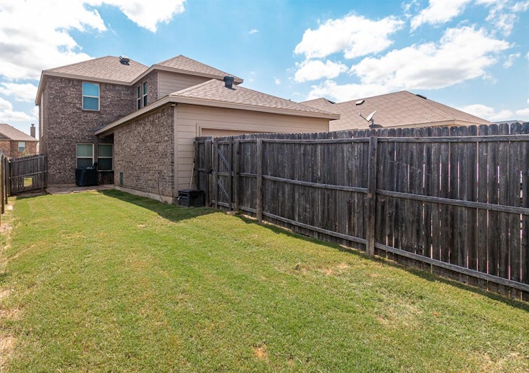 Photo 22 of 29 - 1300 Honeywood Ln, Royse City, TX 75189