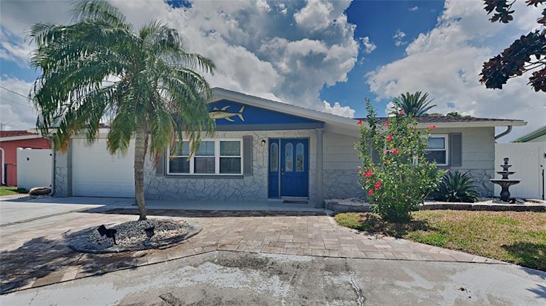 Photo 1 of 14 - 13526 Maria Dr, Hudson, FL 34667