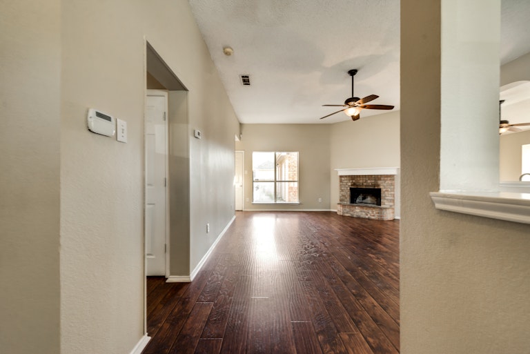 Photo 13 of 31 - 6511 Bluebonnet Dr, Rowlett, TX 75089
