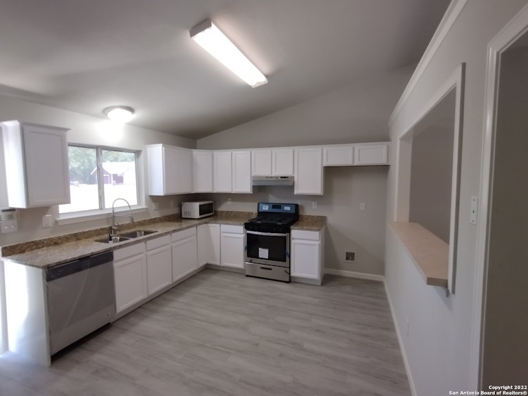 Photo 18 of 21 - 407 S Gevers St, San Antonio, TX 78203