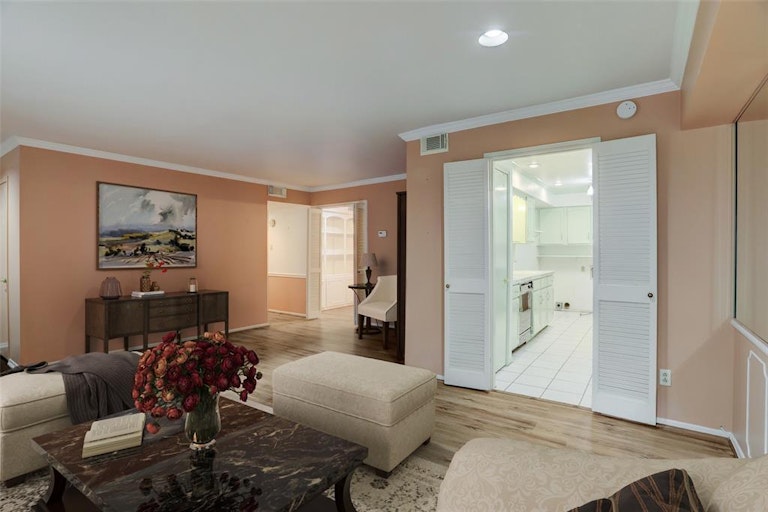 Photo 6 of 18 - 357 N Post Oak Ln #102, Houston, TX 77024