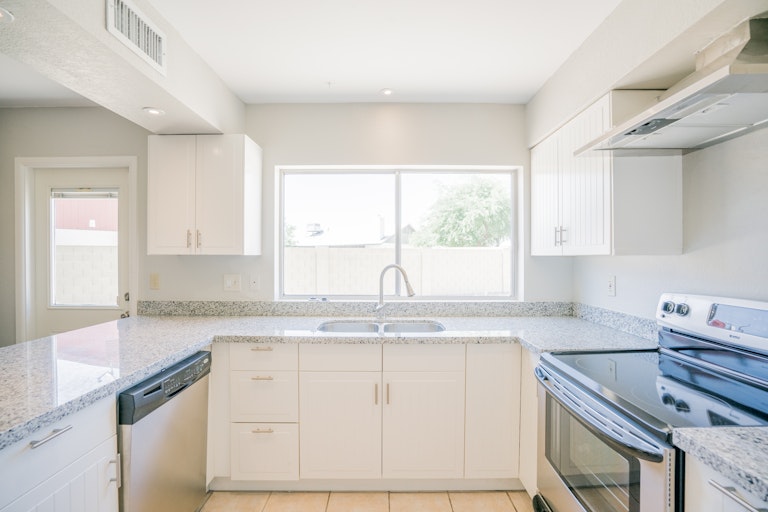 Photo 4 of 21 - 4034 W Windrose Dr, Phoenix, AZ 85029