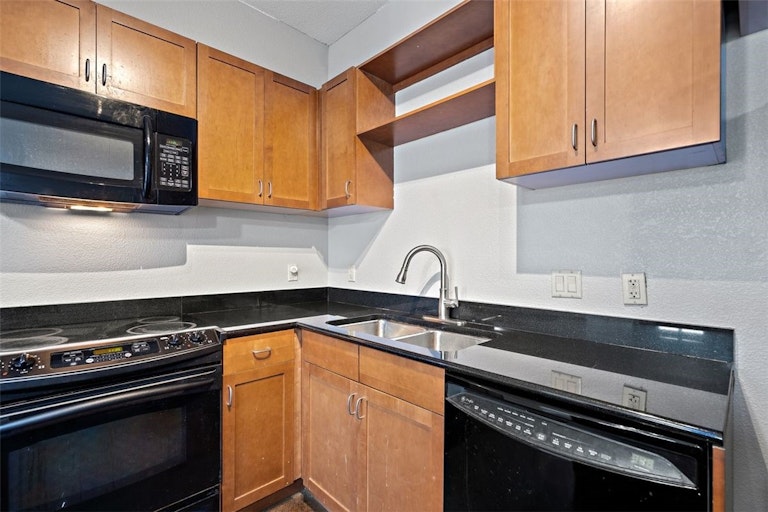Photo 9 of 32 - 711 W 26th St #701, Austin, TX 78705