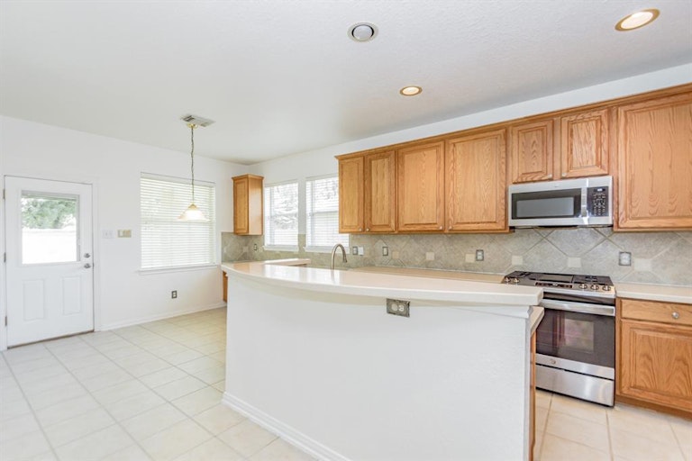 Photo 6 of 37 - 13106 Ryaneagles Dr, Houston, TX 77044