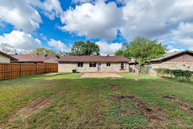 Photo 5 of 24 - 1918 Glenwick Ln, Irving, TX 75060