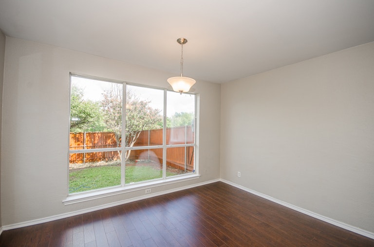 Photo 14 of 32 - 3922 Bach Blvd, Carrollton, TX 75007
