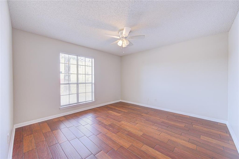 Photo 13 of 37 - 12200 Overbrook Ln #31A, Houston, TX 77077