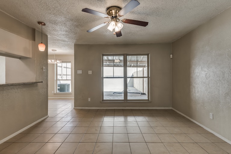 Photo 2 of 21 - 509 Valley Park Dr, Garland, TX 75043