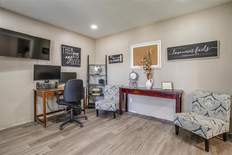 Photo 7 of 40 - 10109 Chapel Rock Dr, Fort Worth, TX 76116