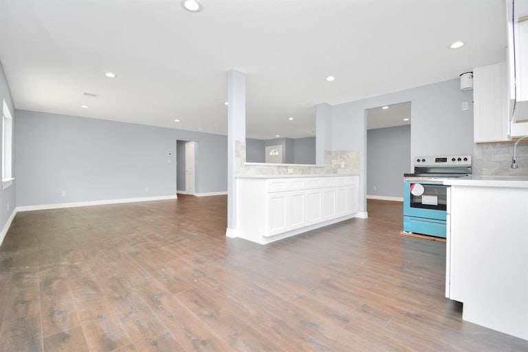 Photo 13 of 24 - 5103 Trail Lake Dr, Houston, TX 77045