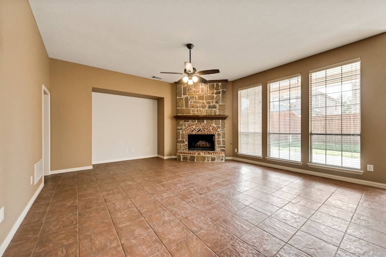 Photo 13 of 30 - 6947 Navigation Dr, Grand Prairie, TX 75054
