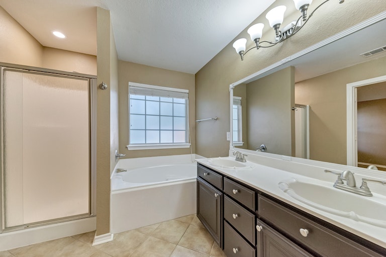 Photo 17 of 28 - 2225 Park Hurst Dr, Arlington, TX 76001