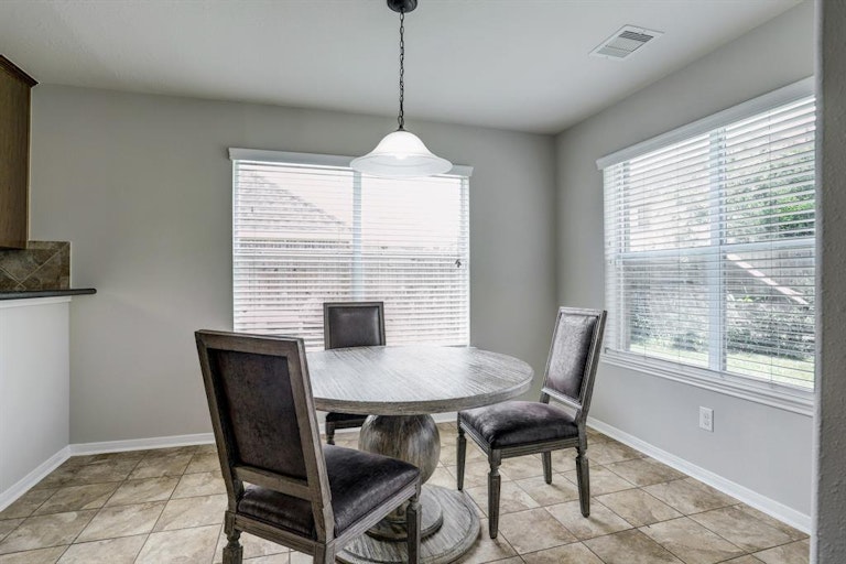 Photo 9 of 32 - 1910 Grandoak Dr, Pearland, TX 77581