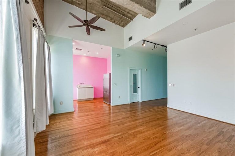 Photo 10 of 44 - 2700 Albany St #3B, Houston, TX 77006