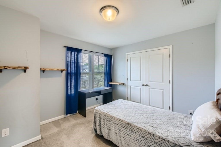 Photo 21 of 33 - 649 Cliffs Inn Cir, Charlotte, NC 28214