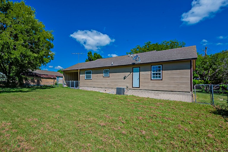 Photo 7 of 19 - 404 Murchison St, Farmersville, TX 75442