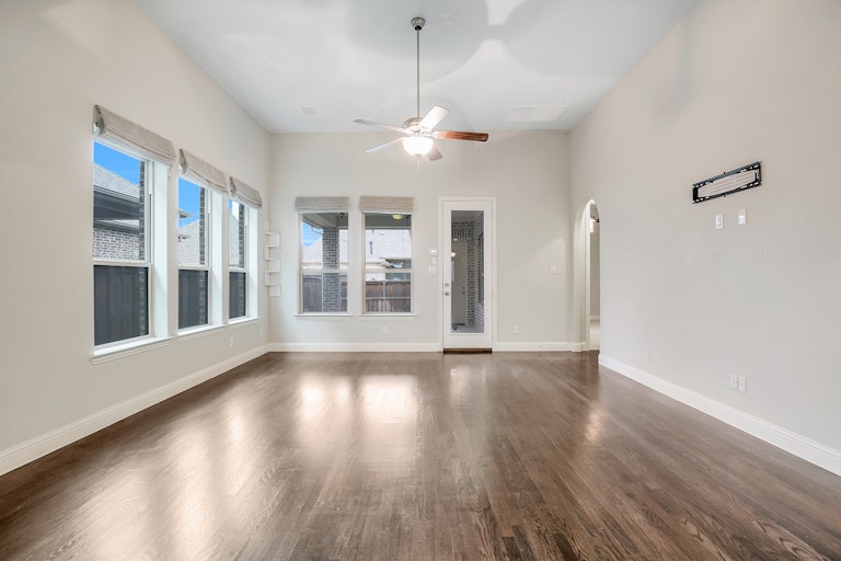 Photo 13 of 29 - 1108 Badger Vine Ln, Arlington, TX 76005