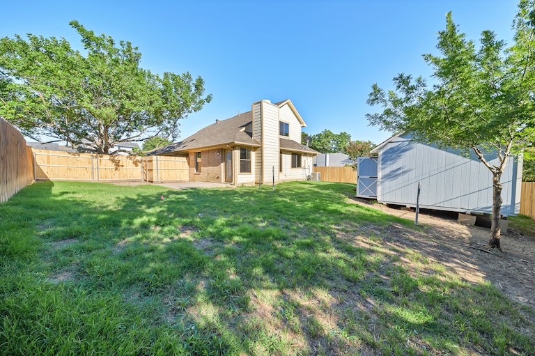 Photo 23 of 27 - 301 N Long Rifle Dr, Fort Worth, TX 76108
