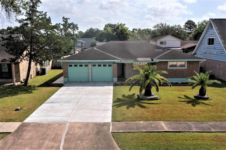 Photo 2 of 48 - 10811 Sagevale Ln, Houston, TX 77089