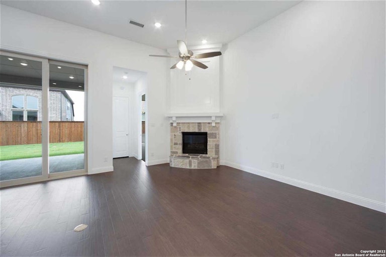 Photo 9 of 25 - 1915 Privet Rd, New Braunfels, TX 78132