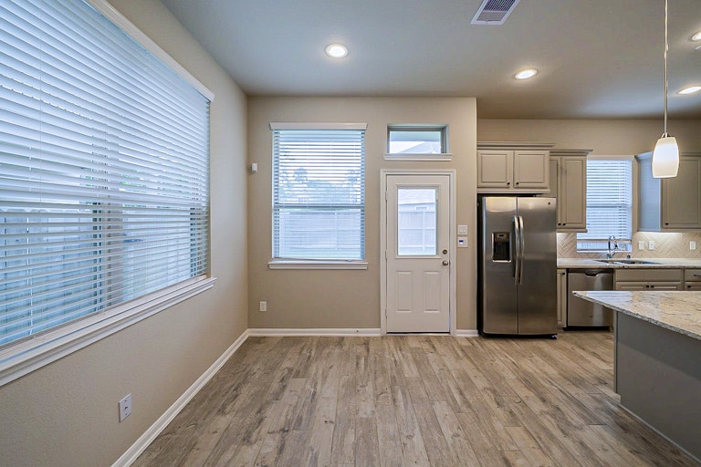 Photo 13 of 32 - 12426 Alora Bluff Trl, Humble, TX 77346