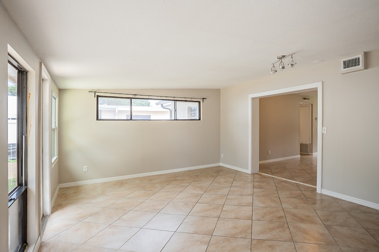 Photo 11 of 20 - 875 Pasadena Ave, Longwood, FL 32750