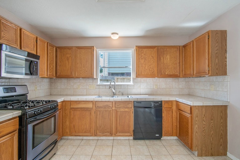 Photo 2 of 17 - 3838 Beckett Ridge Dr, Humble, TX 77396