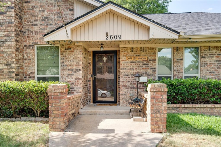 Photo 1 of 29 - 2609 Still Meadow Rd, Irving, TX 75060