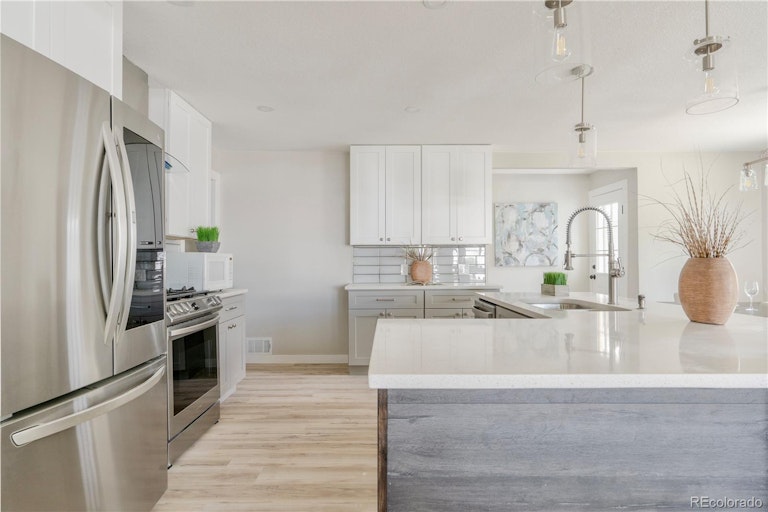 Photo 4 of 37 - 1760 S Filbert Ct, Denver, CO 80222