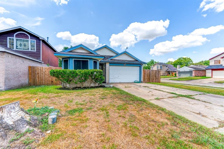 Photo 3 of 28 - 5631 Gineridge Dr, Houston, TX 77053