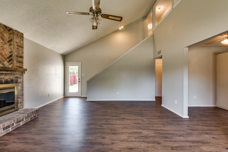Photo 9 of 28 - 3917 Lois Cir, Rowlett, TX 75088