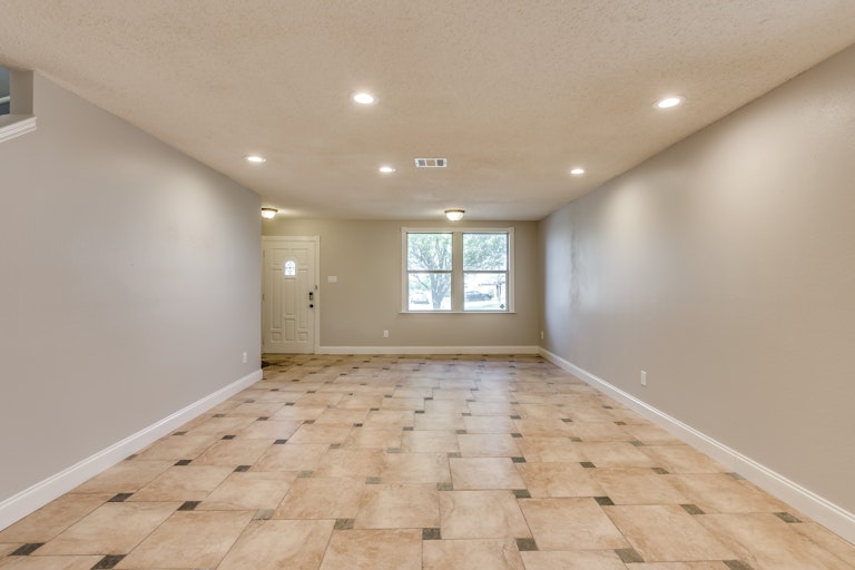Photo 11 of 32 - 16408 Red River Ln, Justin, TX 76247