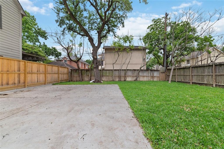 Photo 8 of 26 - 2610 W Holcombe Blvd, Houston, TX 77025