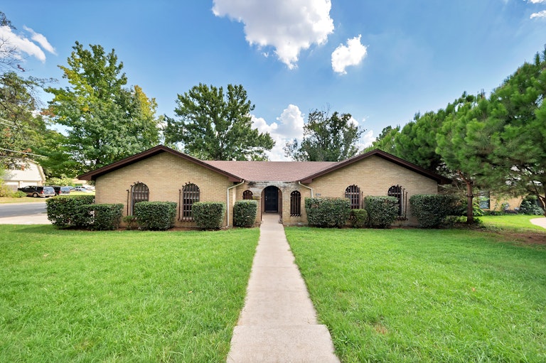 Photo 1 of 29 - 7344 Laurie Dr, Fort Worth, TX 76112