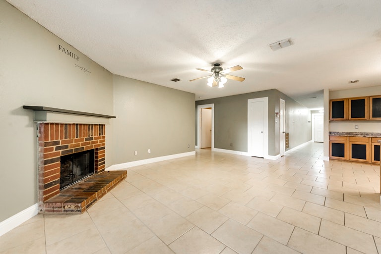 Photo 12 of 26 - 1105 Silent Star Ln, Denton, TX 76210