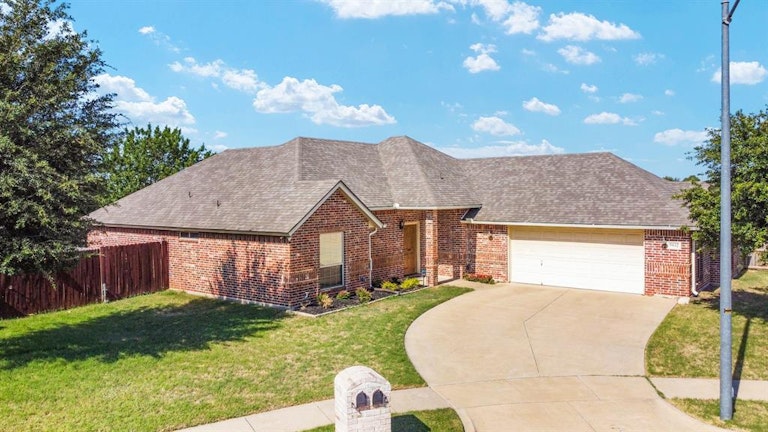 Photo 2 of 31 - 5932 Ridgecrest Dr, Watauga, TX 76148