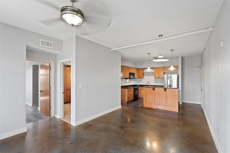 Photo 3 of 32 - 711 W 26th St #701, Austin, TX 78705