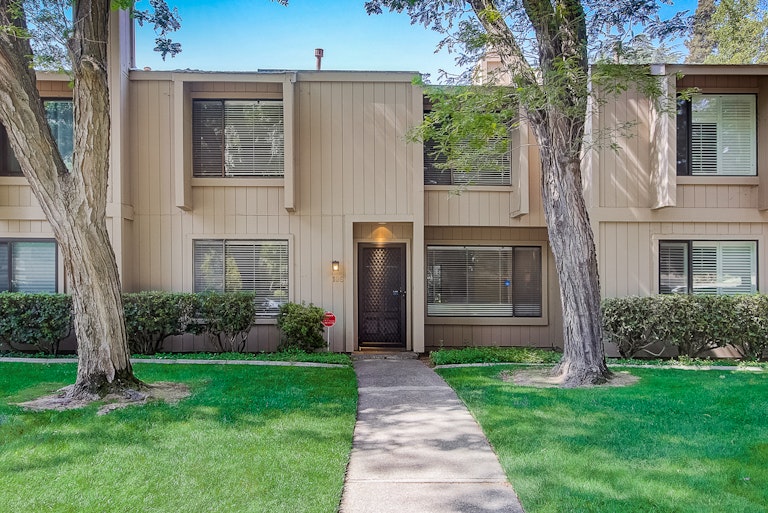 Photo 1 of 35 - 106 Hartnell Pl, Sacramento, CA 95825