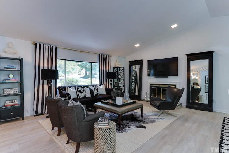 Photo 5 of 29 - 3016 Sylvania Dr, Raleigh, NC 27607