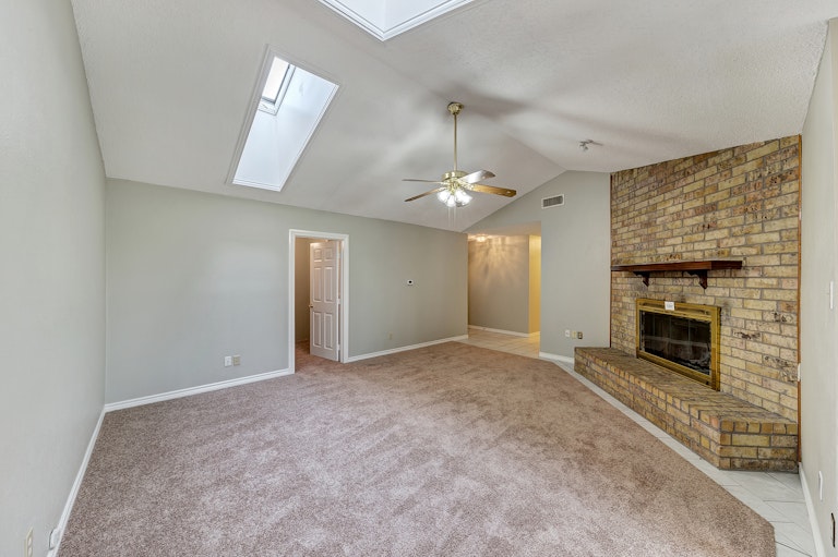 Photo 5 of 24 - 1124 Park Center Ct, Saginaw, TX 76179